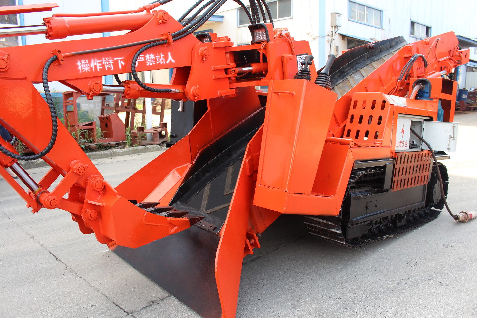 小型履帶扒渣機